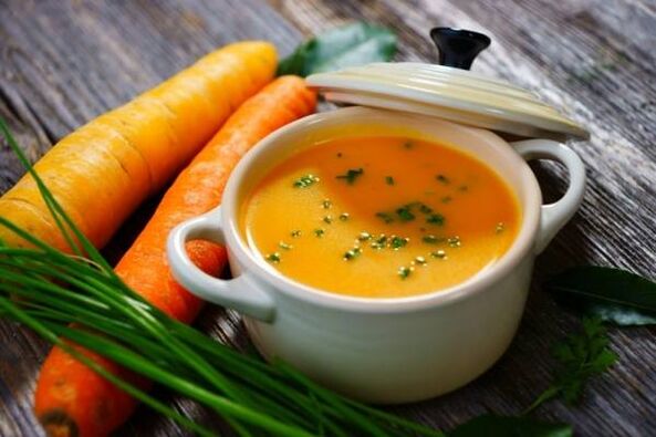 Püreesuppe aus Kartoffeln und Karotten auf dem Speiseplan einer schonenden Diät bei Gastritis
